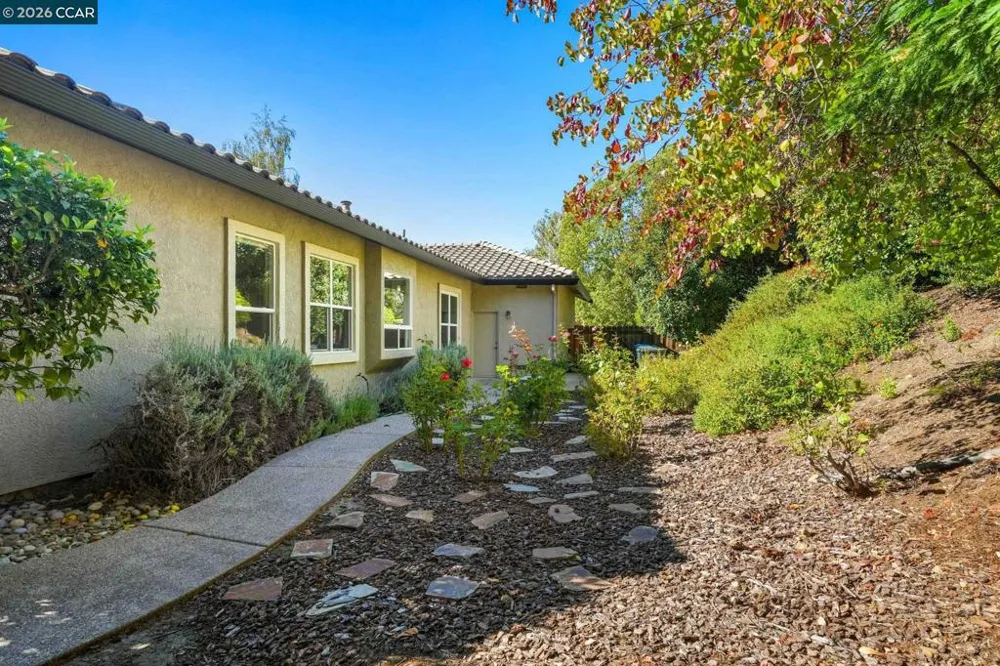 110 Forest Hill Dr Clayton, CA 94517