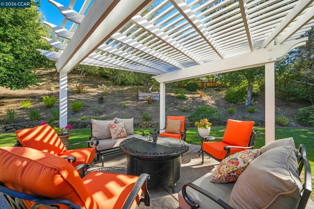 110 Forest Hill Dr Clayton, CA 94517