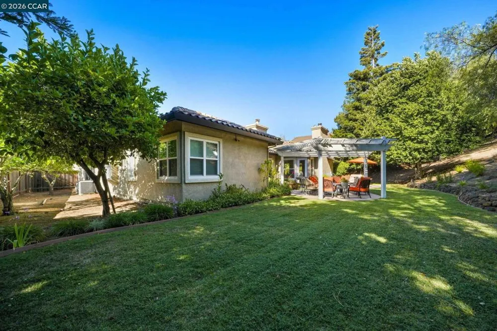 110 Forest Hill Dr Clayton, CA 94517