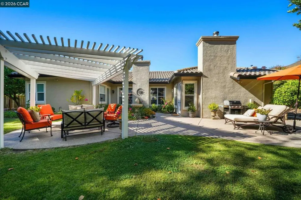 110 Forest Hill Dr Clayton, CA 94517