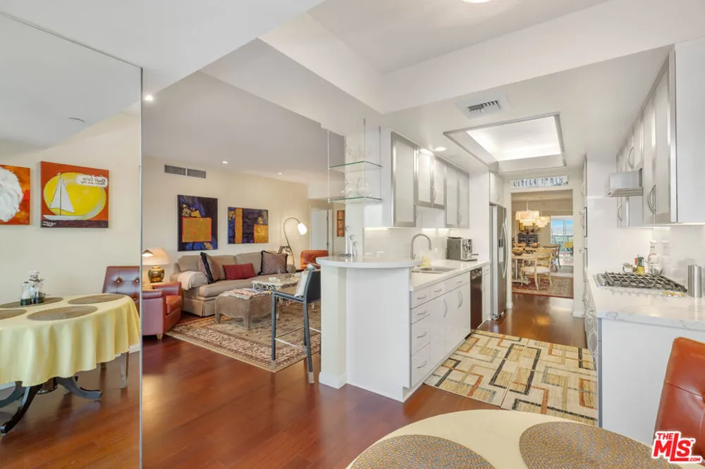 13600 Marina Pointe Drive #1704 Marina del Rey, CA 90292