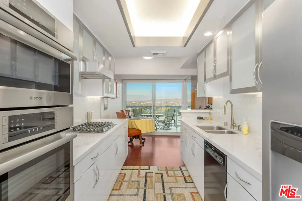 13600 Marina Pointe Drive #1704 Marina del Rey, CA 90292