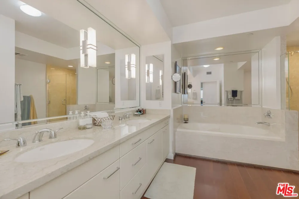 13600 Marina Pointe Drive #1704 Marina del Rey, CA 90292