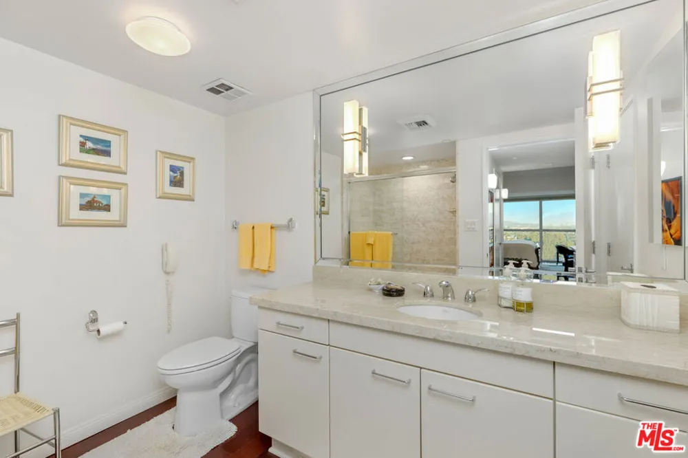 13600 Marina Pointe Drive #1704 Marina del Rey, CA 90292