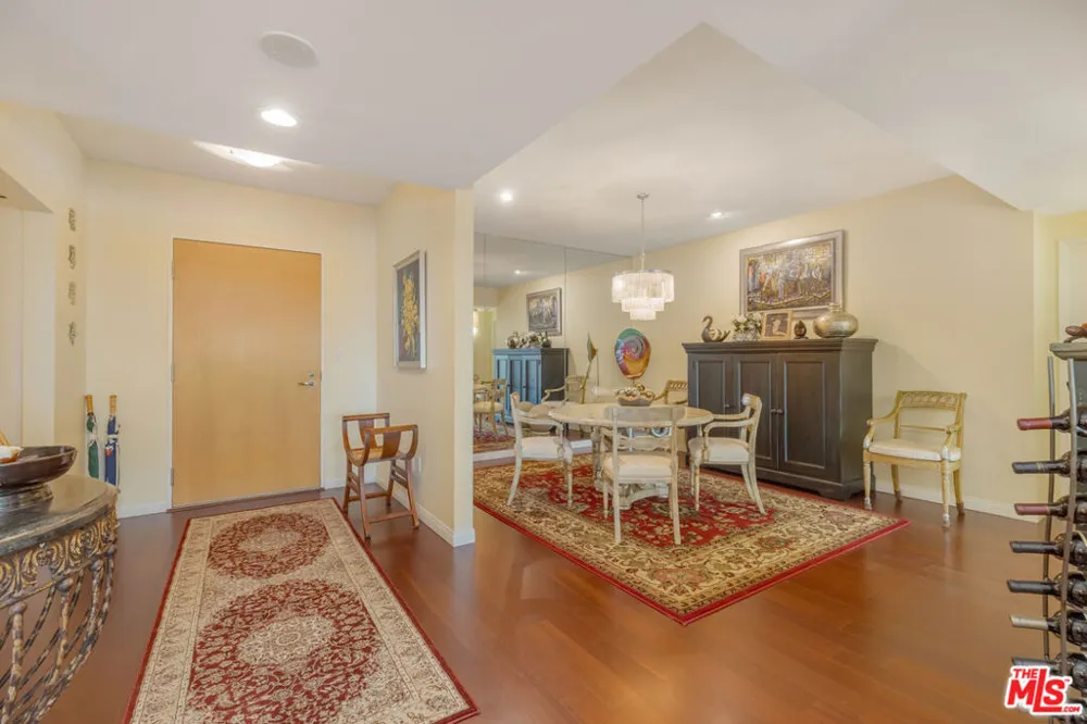 13600 Marina Pointe Drive #1704 Marina del Rey, CA 90292