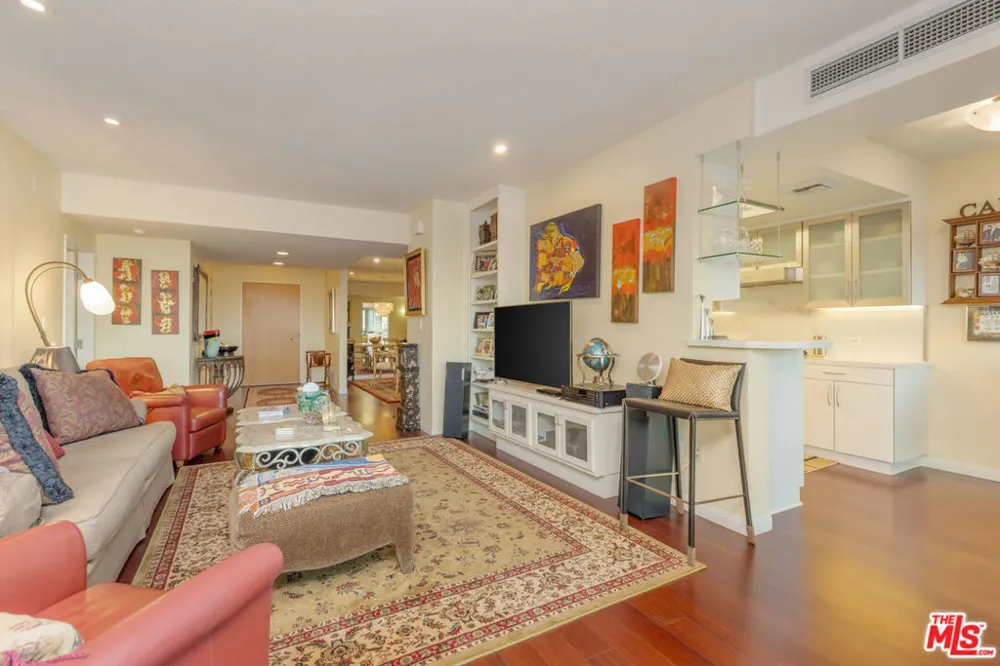 13600 Marina Pointe Drive #1704 Marina del Rey, CA 90292