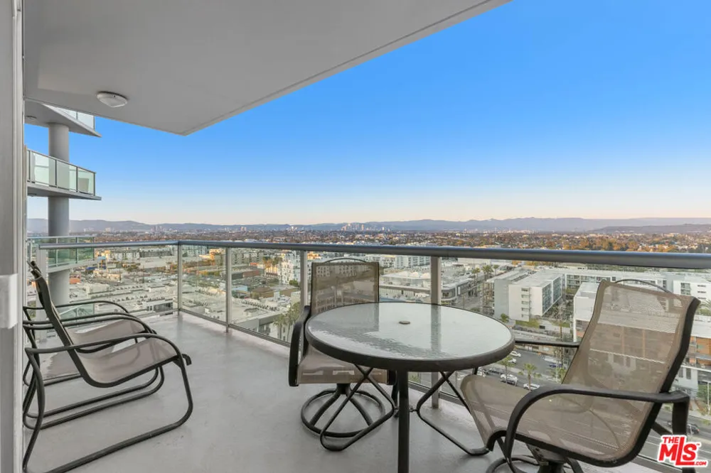 13600 Marina Pointe Drive #1704 Marina del Rey, CA 90292