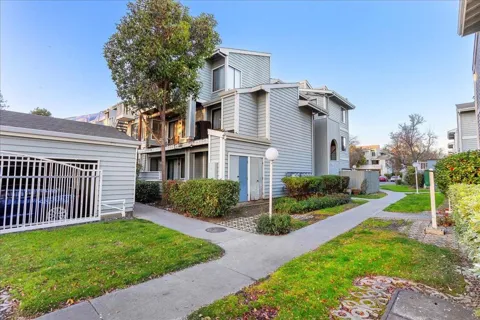 37168 Meadowbrook #105