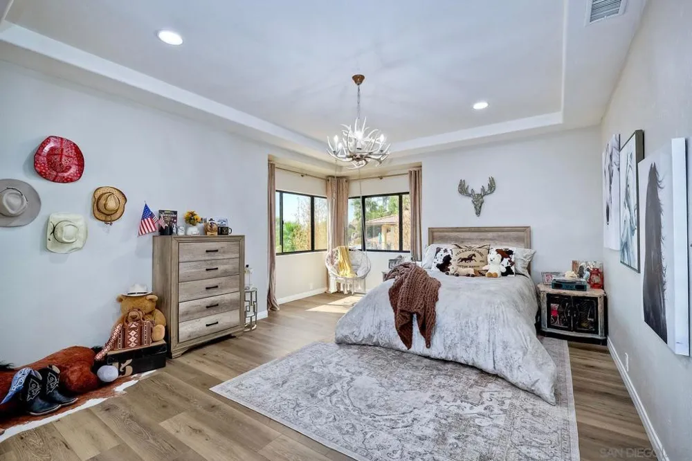 2736 Via Chinarros Alpine, CA 91901