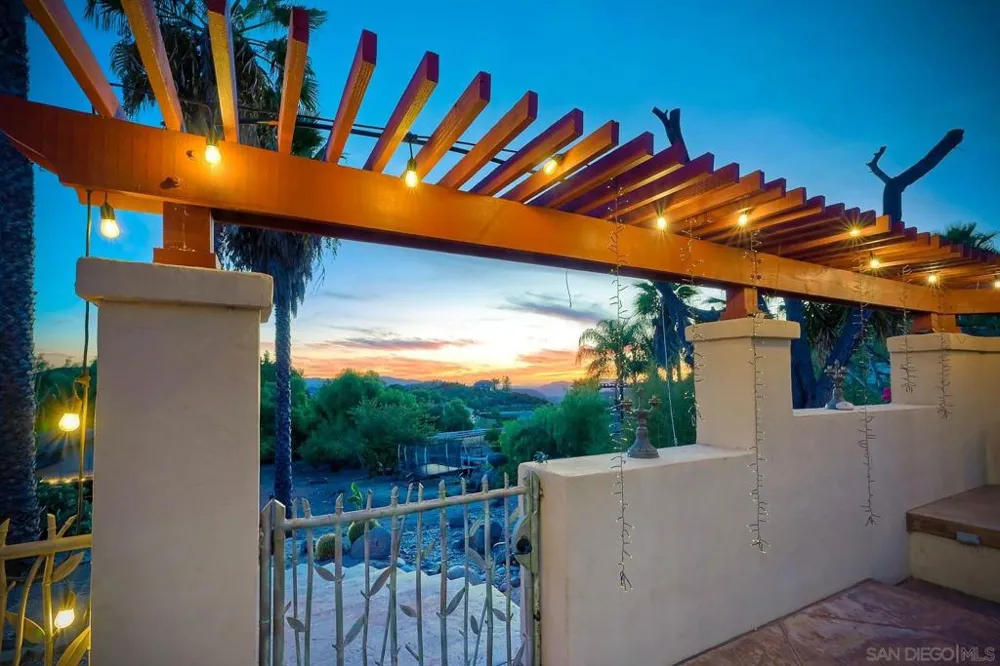 2736 Via Chinarros Alpine, CA 91901