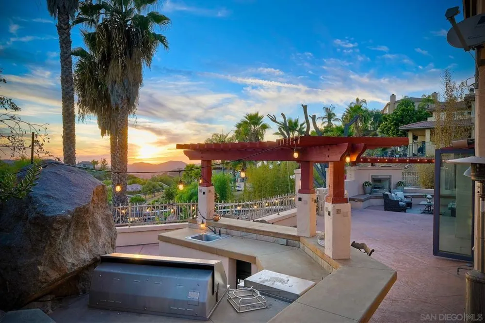 2736 Via Chinarros Alpine, CA 91901