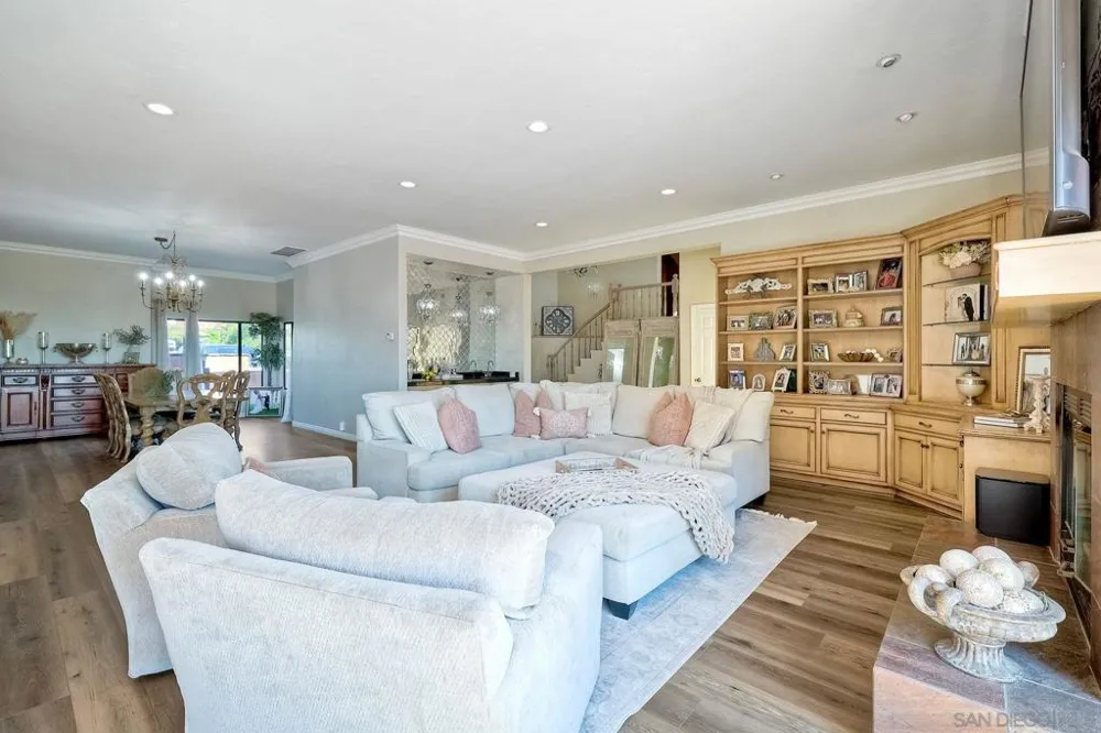 2736 Via Chinarros Alpine, CA 91901