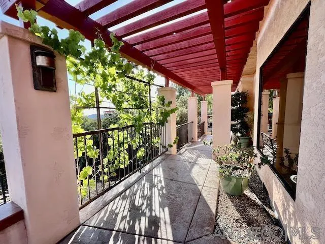 2736 Via Chinarros Alpine, CA 91901
