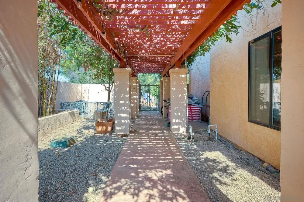 2736 Via Chinarros Alpine, CA 91901