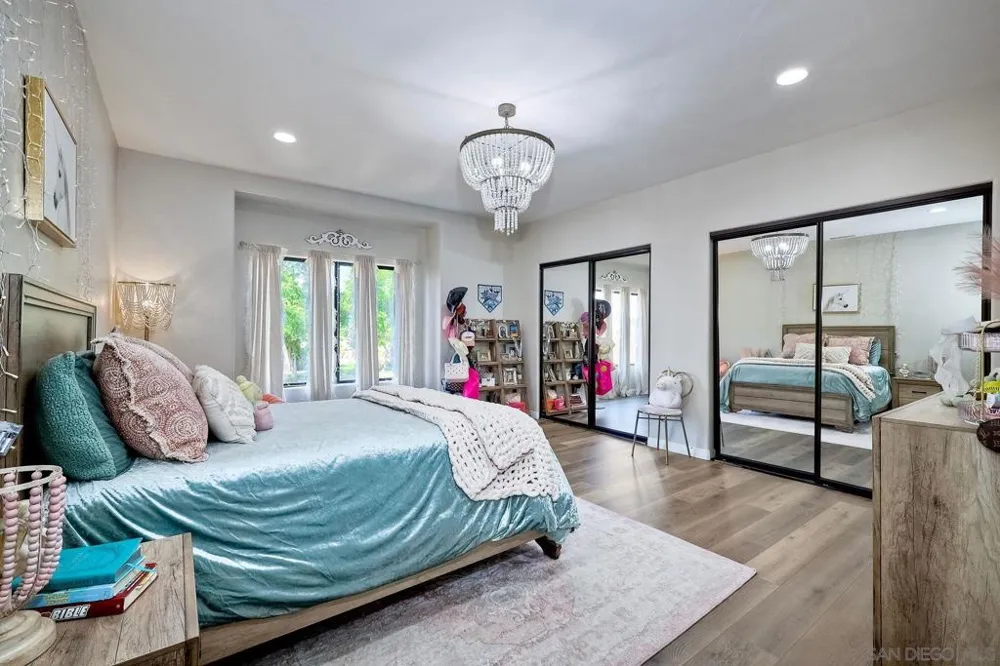 2736 Via Chinarros Alpine, CA 91901
