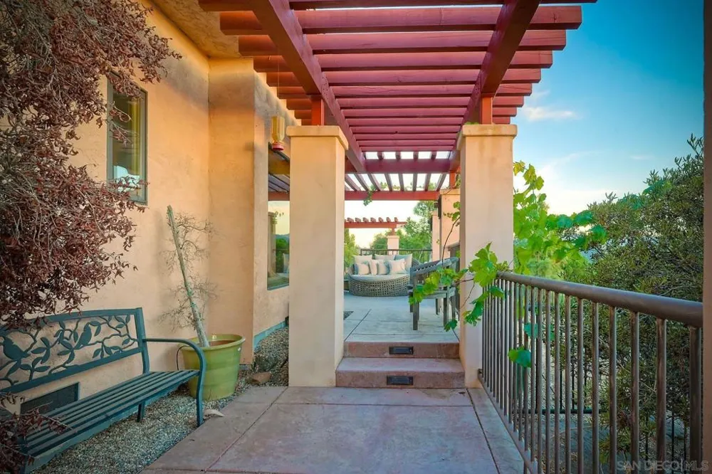2736 Via Chinarros Alpine, CA 91901