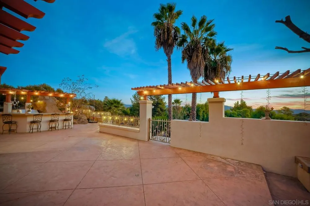 2736 Via Chinarros Alpine, CA 91901