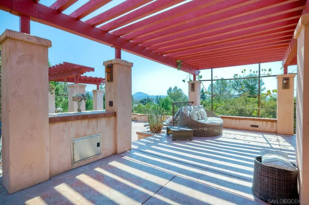 2736 Via Chinarros Alpine, CA 91901