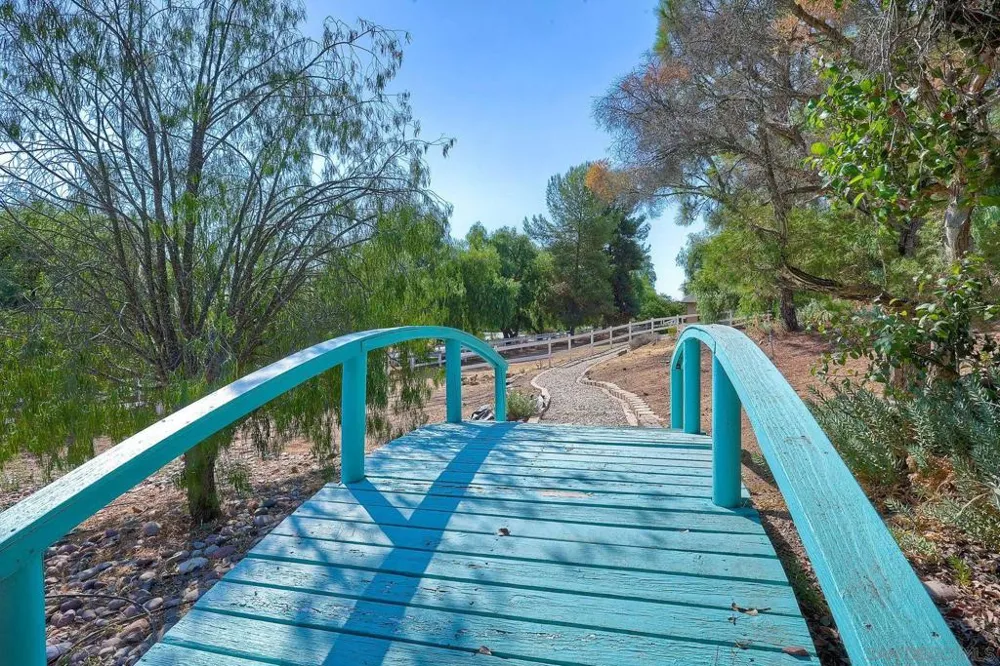 2736 Via Chinarros Alpine, CA 91901