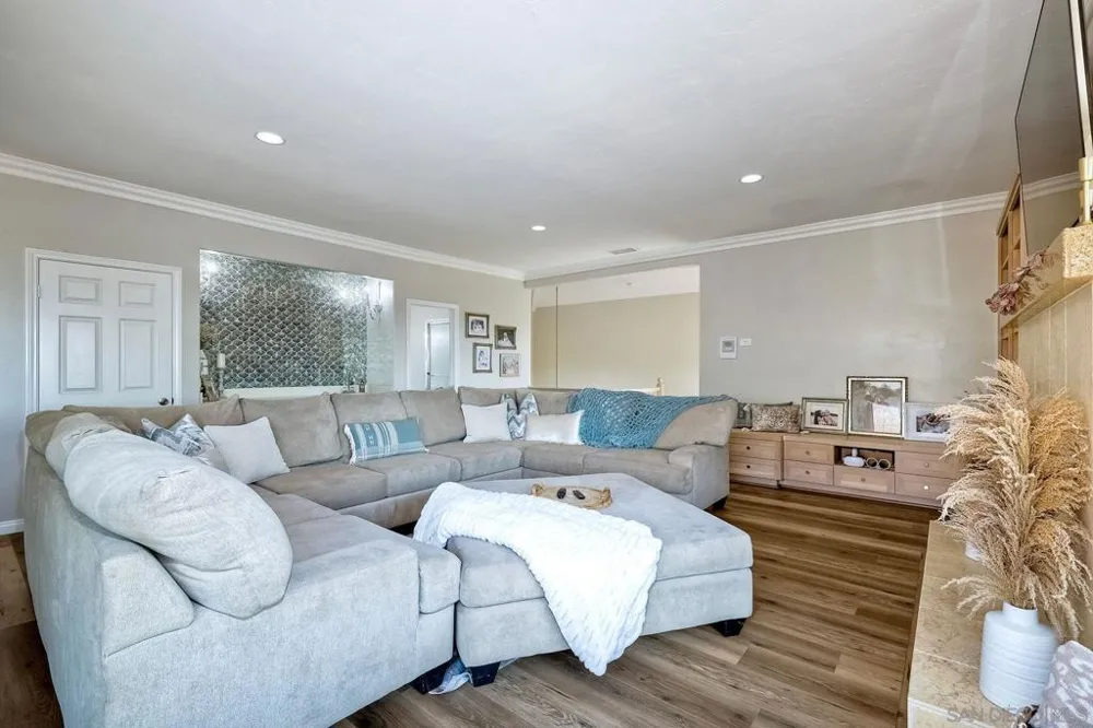 2736 Via Chinarros Alpine, CA 91901