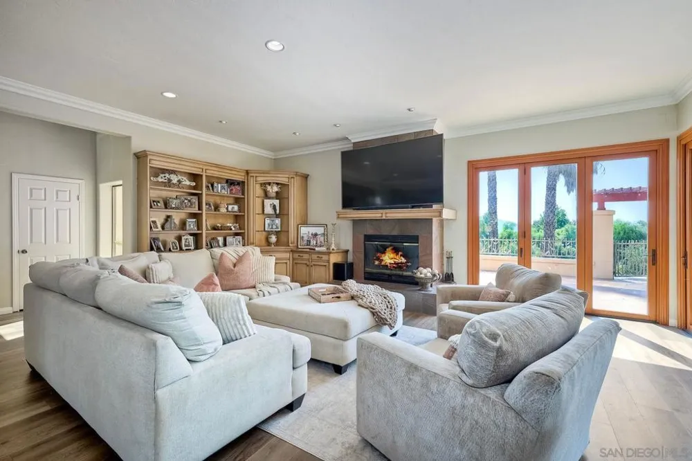2736 Via Chinarros Alpine, CA 91901
