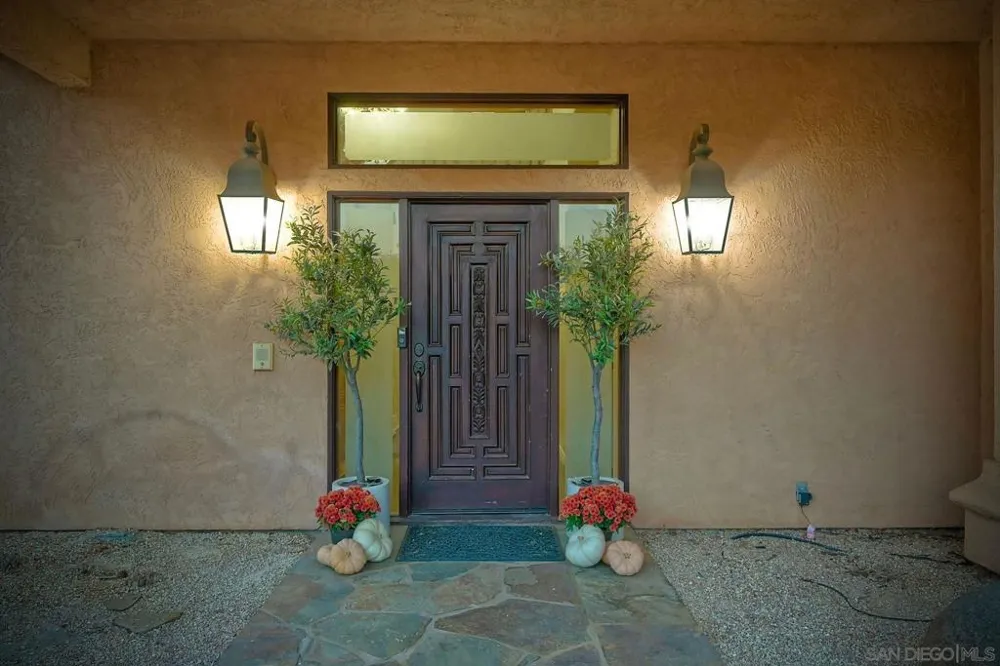 2736 Via Chinarros Alpine, CA 91901