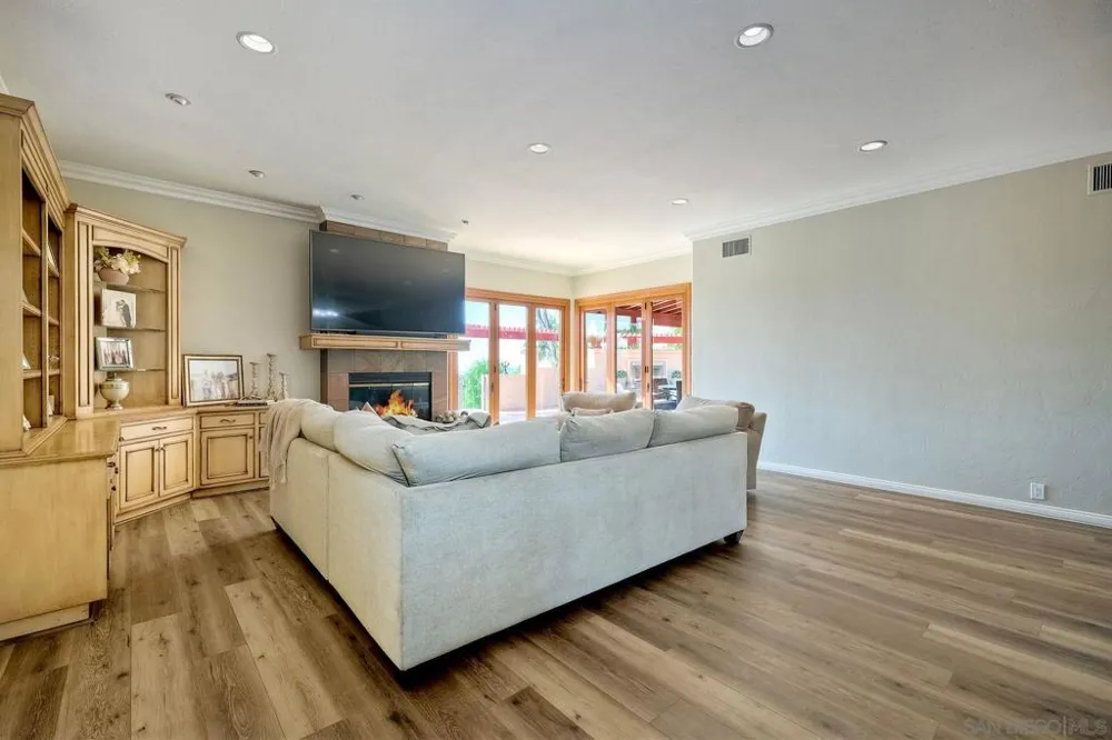 2736 Via Chinarros Alpine, CA 91901