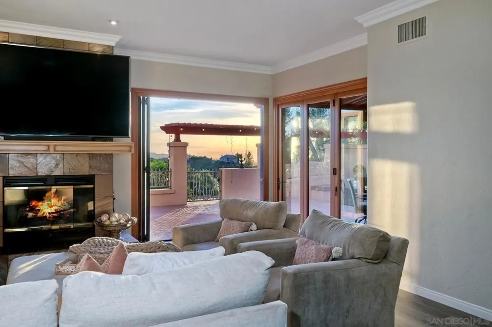 2736 Via Chinarros Alpine, CA 91901