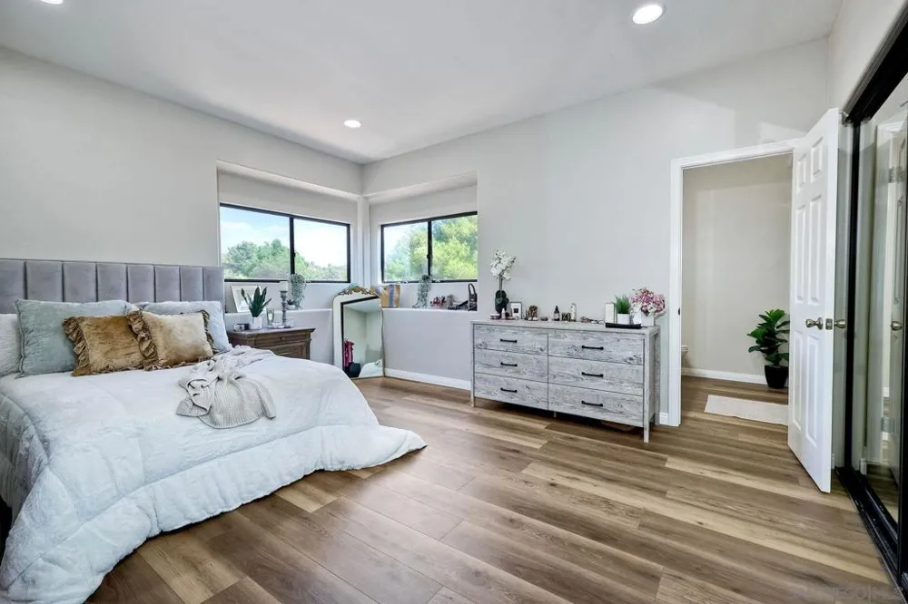 2736 Via Chinarros Alpine, CA 91901