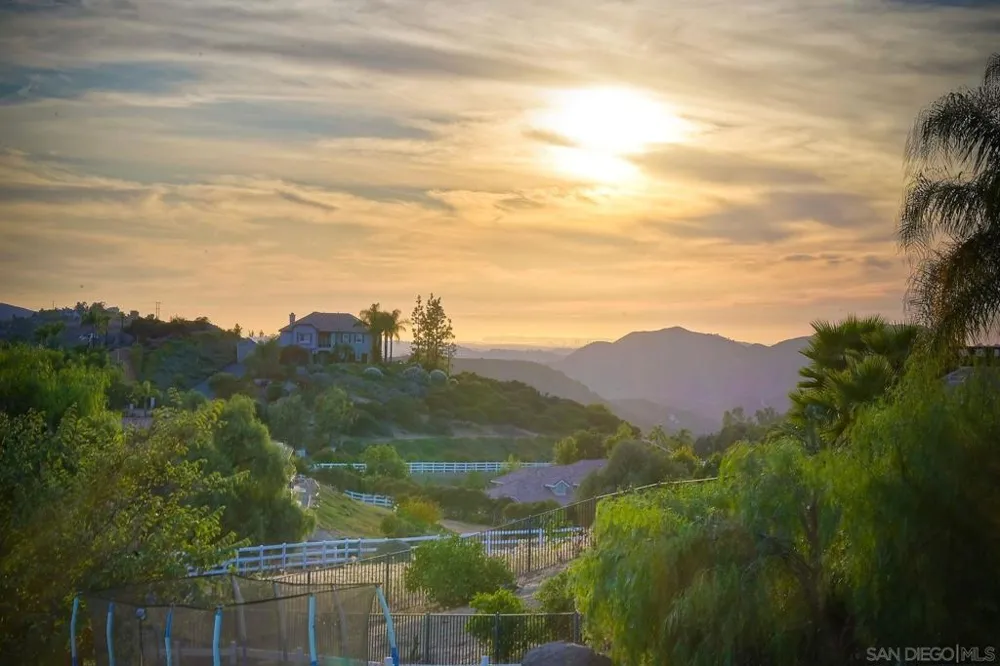 2736 Via Chinarros Alpine, CA 91901