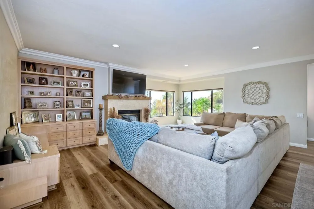 2736 Via Chinarros Alpine, CA 91901
