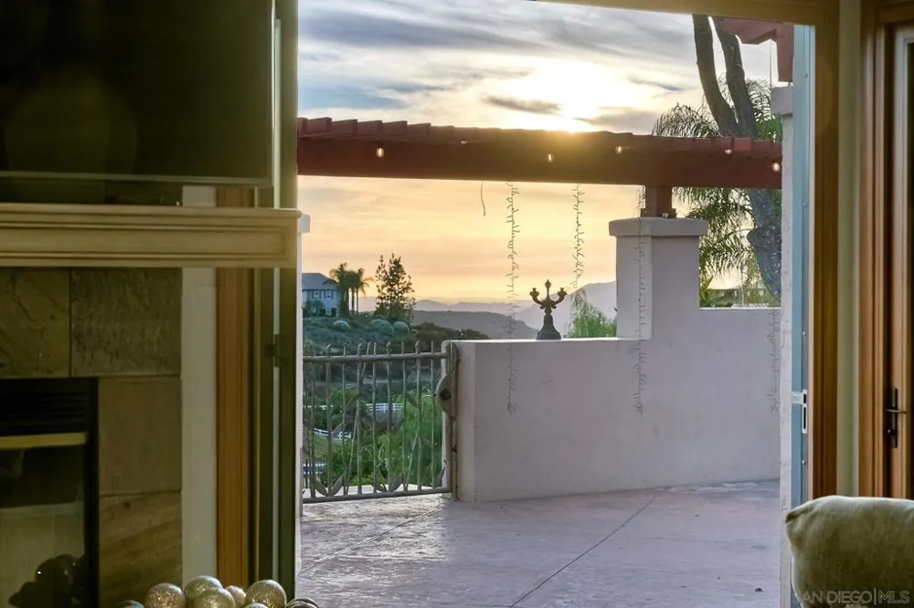 2736 Via Chinarros Alpine, CA 91901