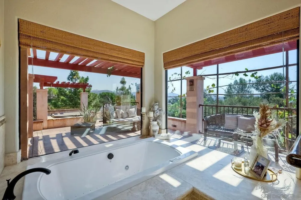 2736 Via Chinarros Alpine, CA 91901