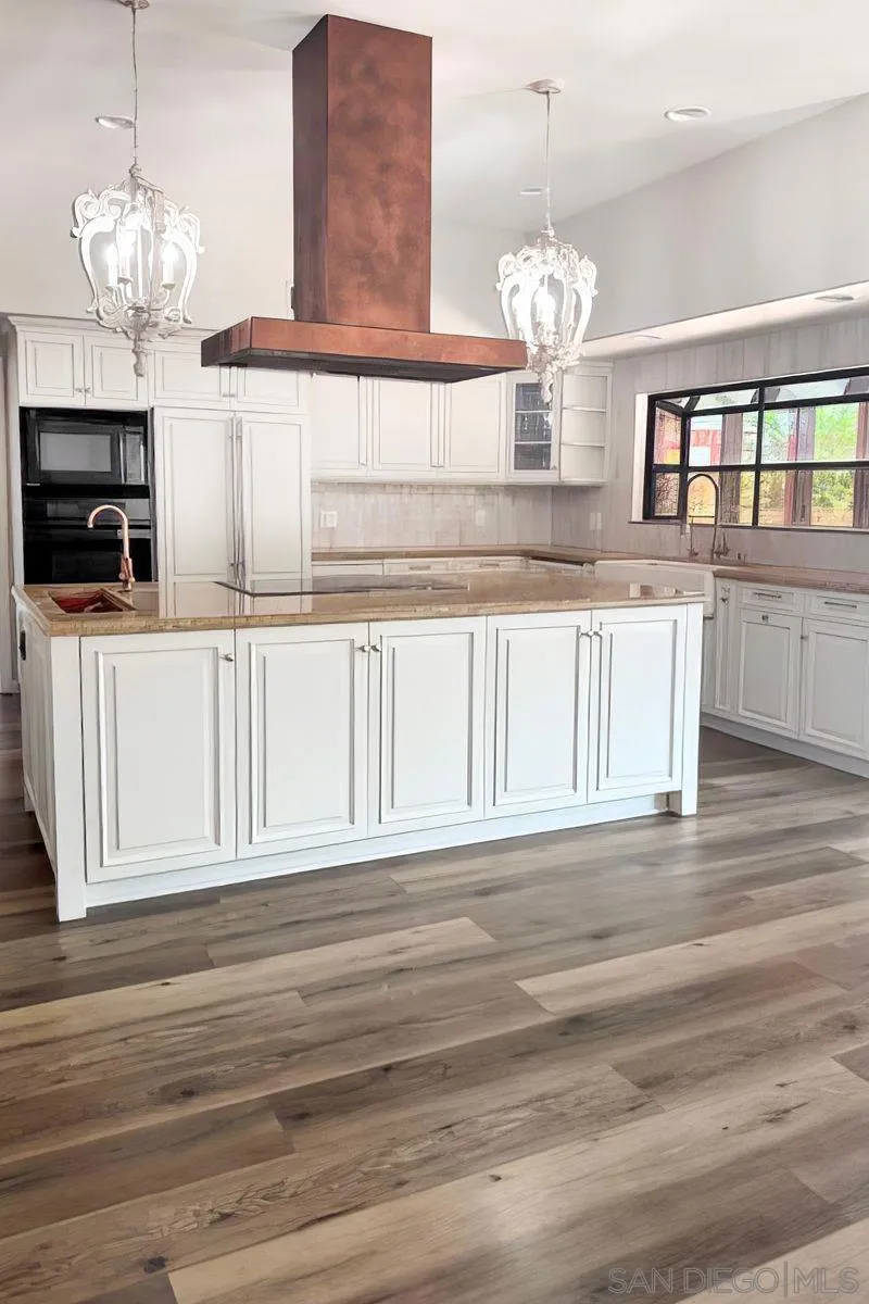 2736 Via Chinarros Alpine, CA 91901