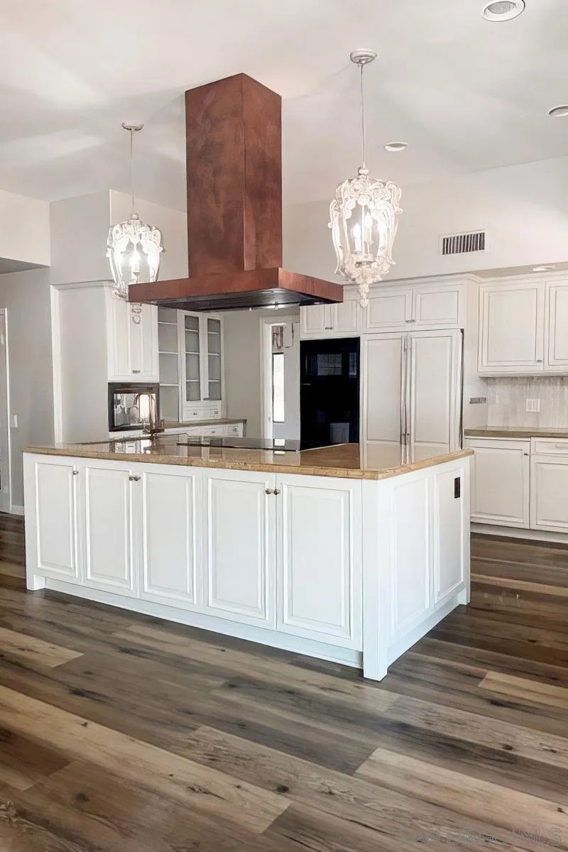 2736 Via Chinarros Alpine, CA 91901