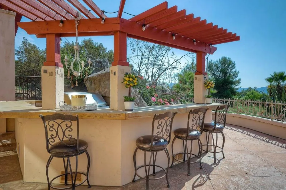 2736 Via Chinarros Alpine, CA 91901