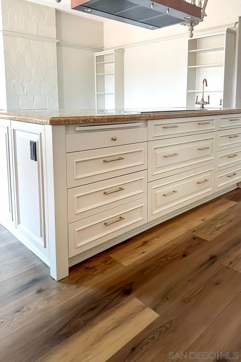 2736 Via Chinarros Alpine, CA 91901