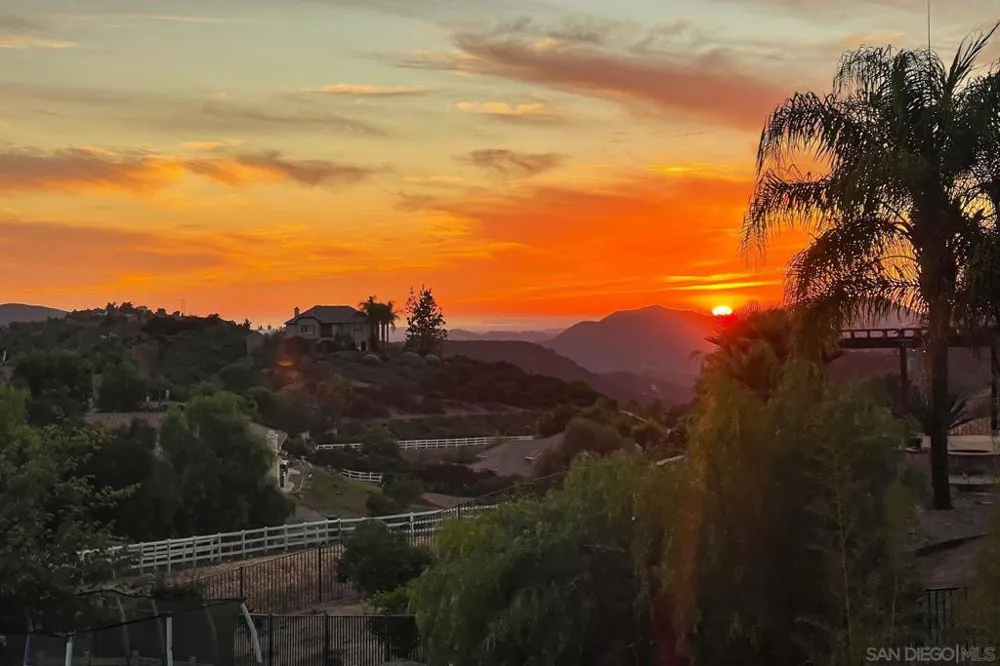 2736 Via Chinarros Alpine, CA 91901