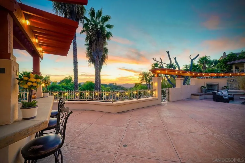 2736 Via Chinarros Alpine, CA 91901