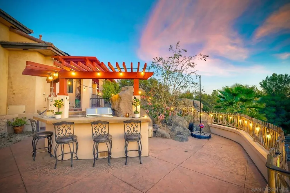 2736 Via Chinarros Alpine, CA 91901