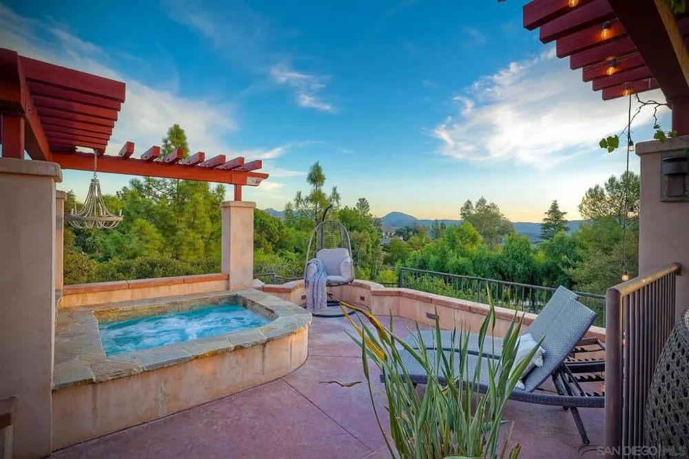 2736 Via Chinarros Alpine, CA 91901