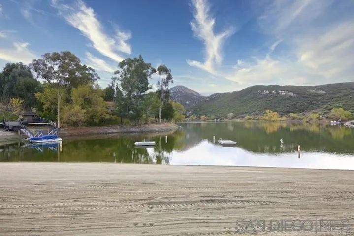 2736 Via Chinarros Alpine, CA 91901