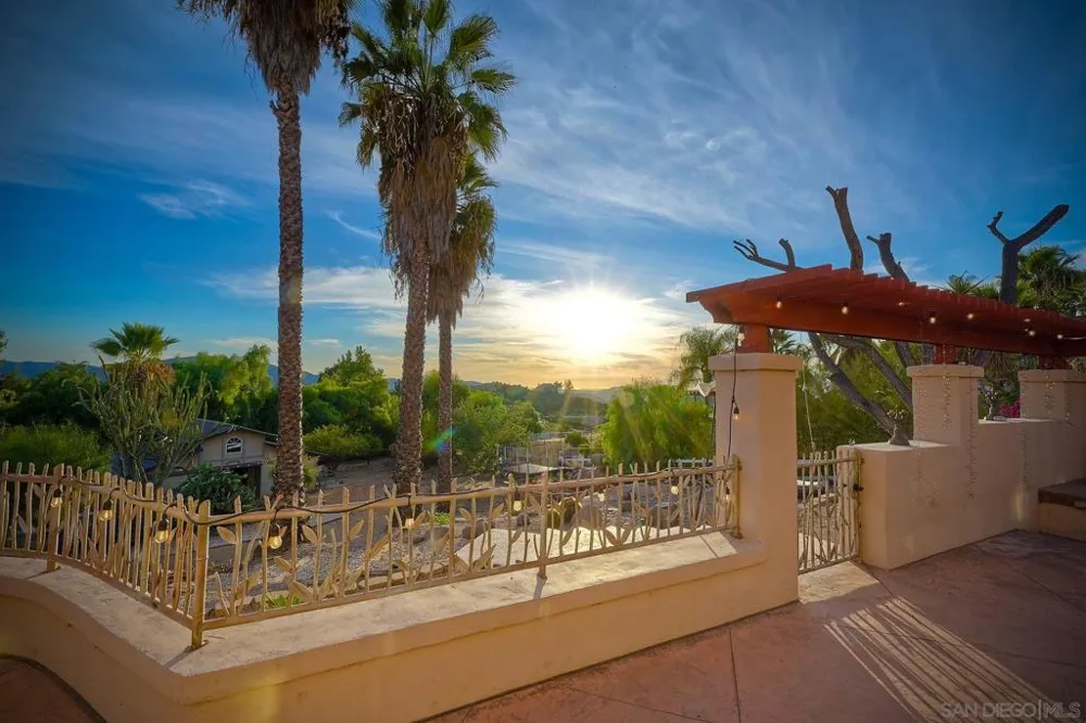 2736 Via Chinarros Alpine, CA 91901