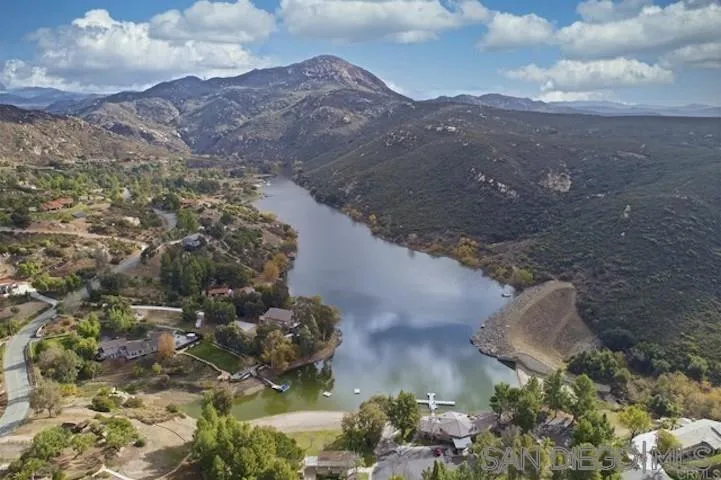 2736 Via Chinarros Alpine, CA 91901