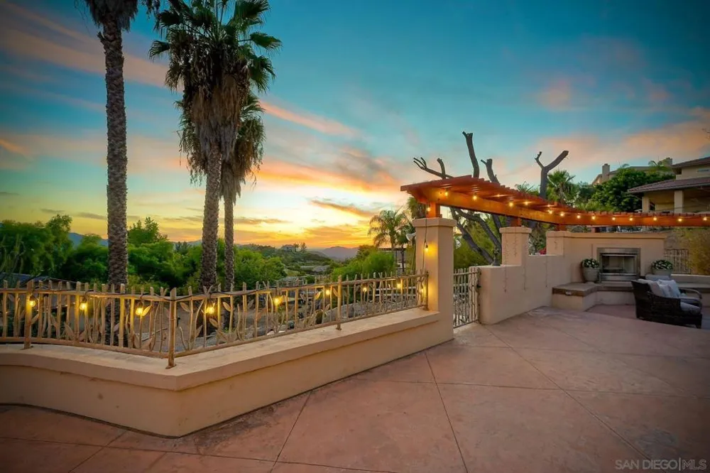 2736 Via Chinarros Alpine, CA 91901