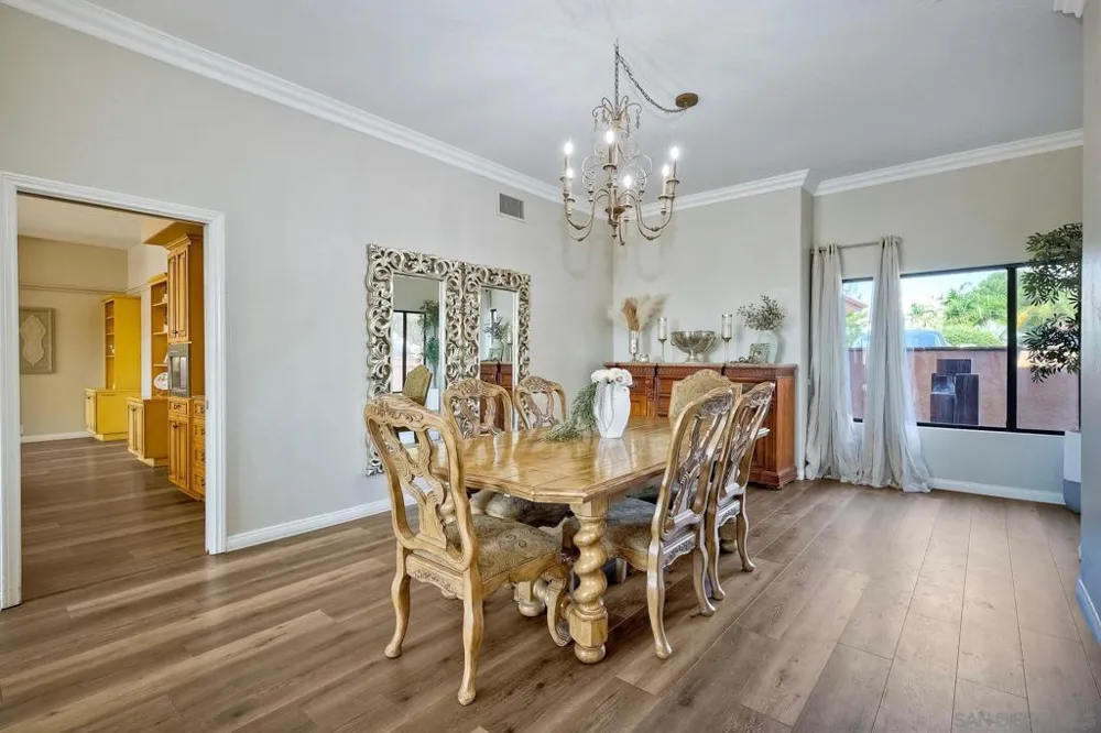 2736 Via Chinarros Alpine, CA 91901