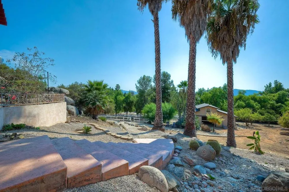 2736 Via Chinarros Alpine, CA 91901