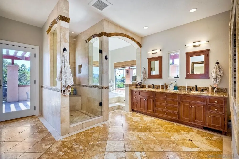 2736 Via Chinarros Alpine, CA 91901