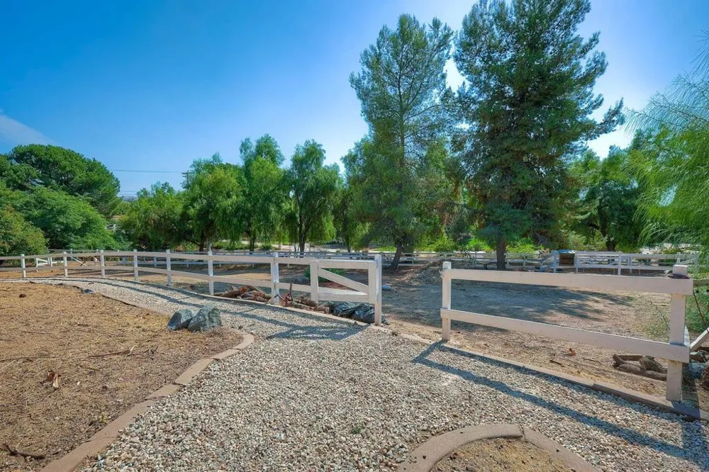 2736 Via Chinarros Alpine, CA 91901