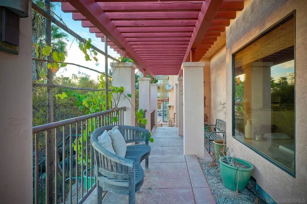2736 Via Chinarros Alpine, CA 91901